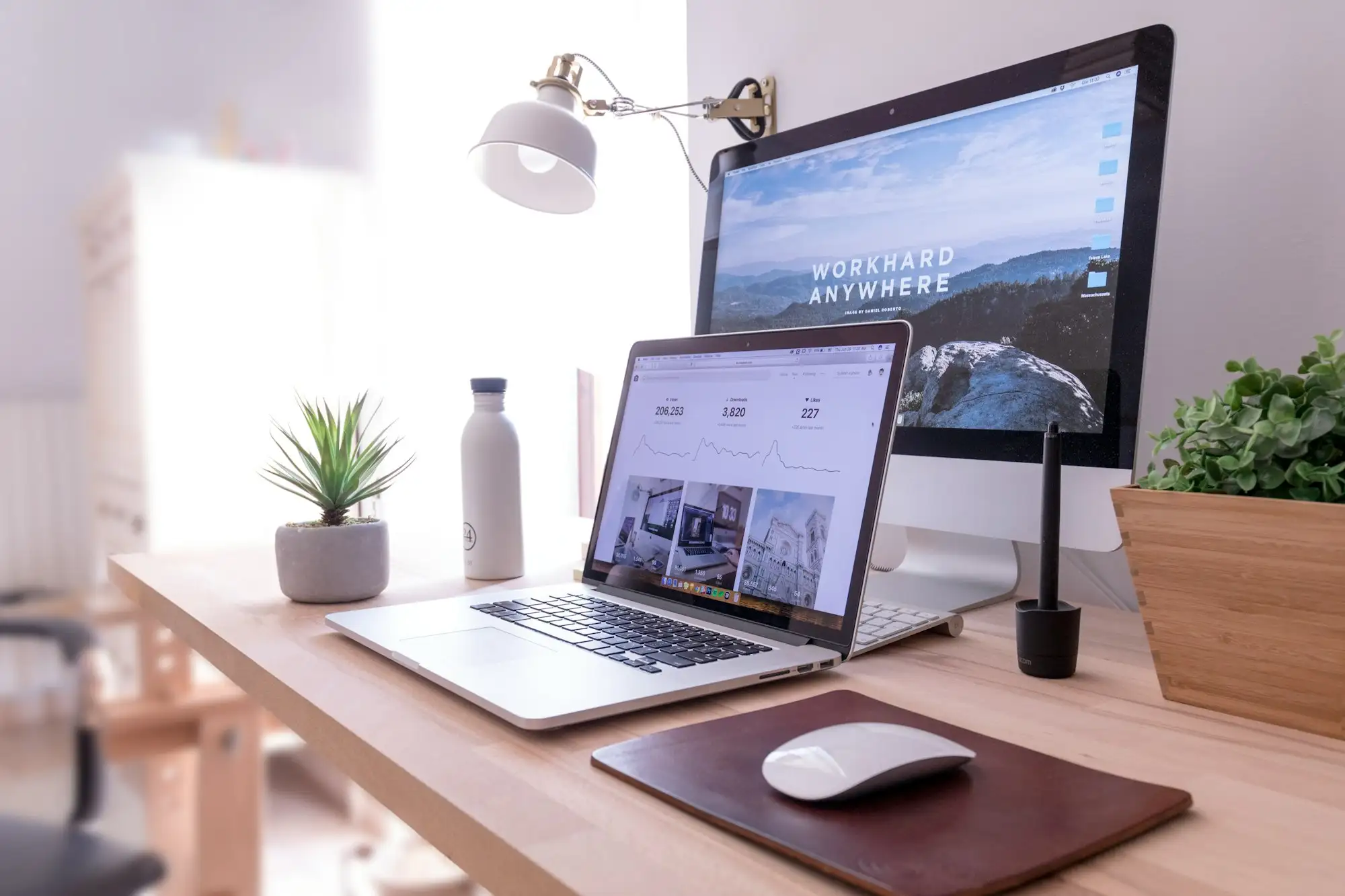 Poste de travail : ordinateur portable et grand écran